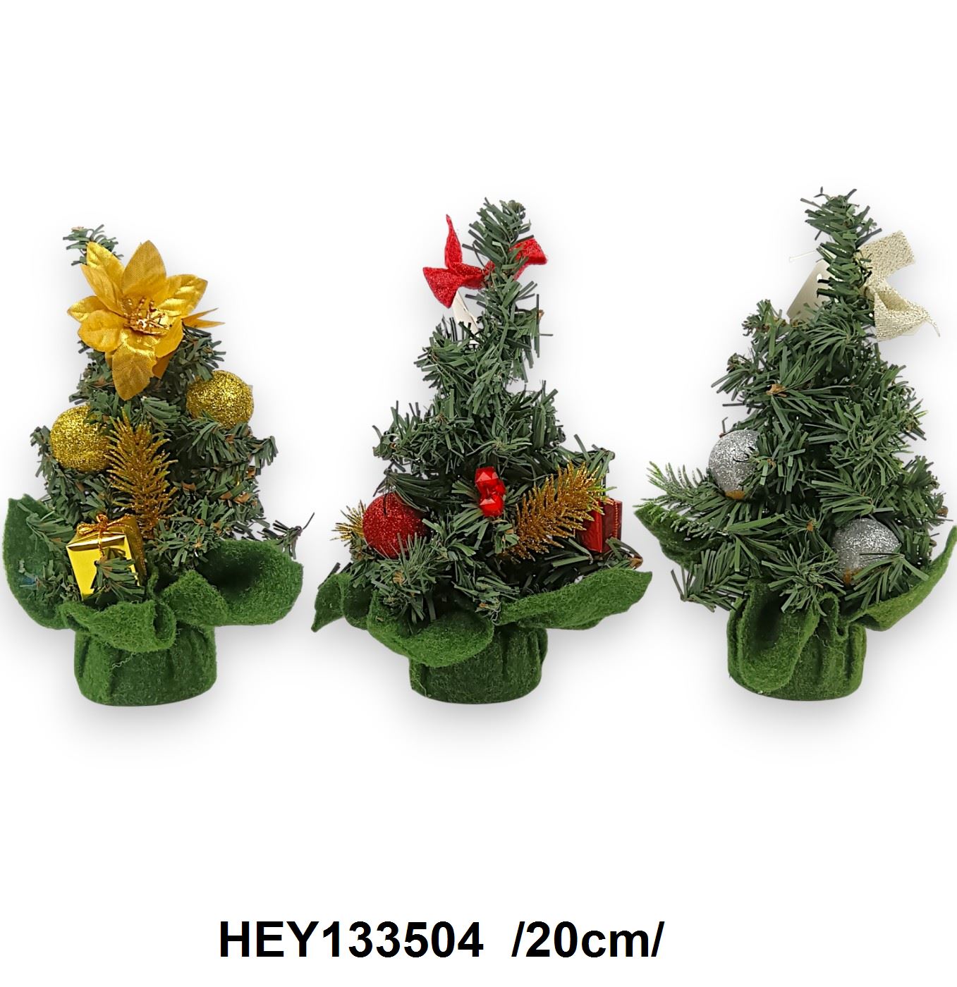 Díszitett fenyõ, zöld szövettel bevont aljzatban /20cm/