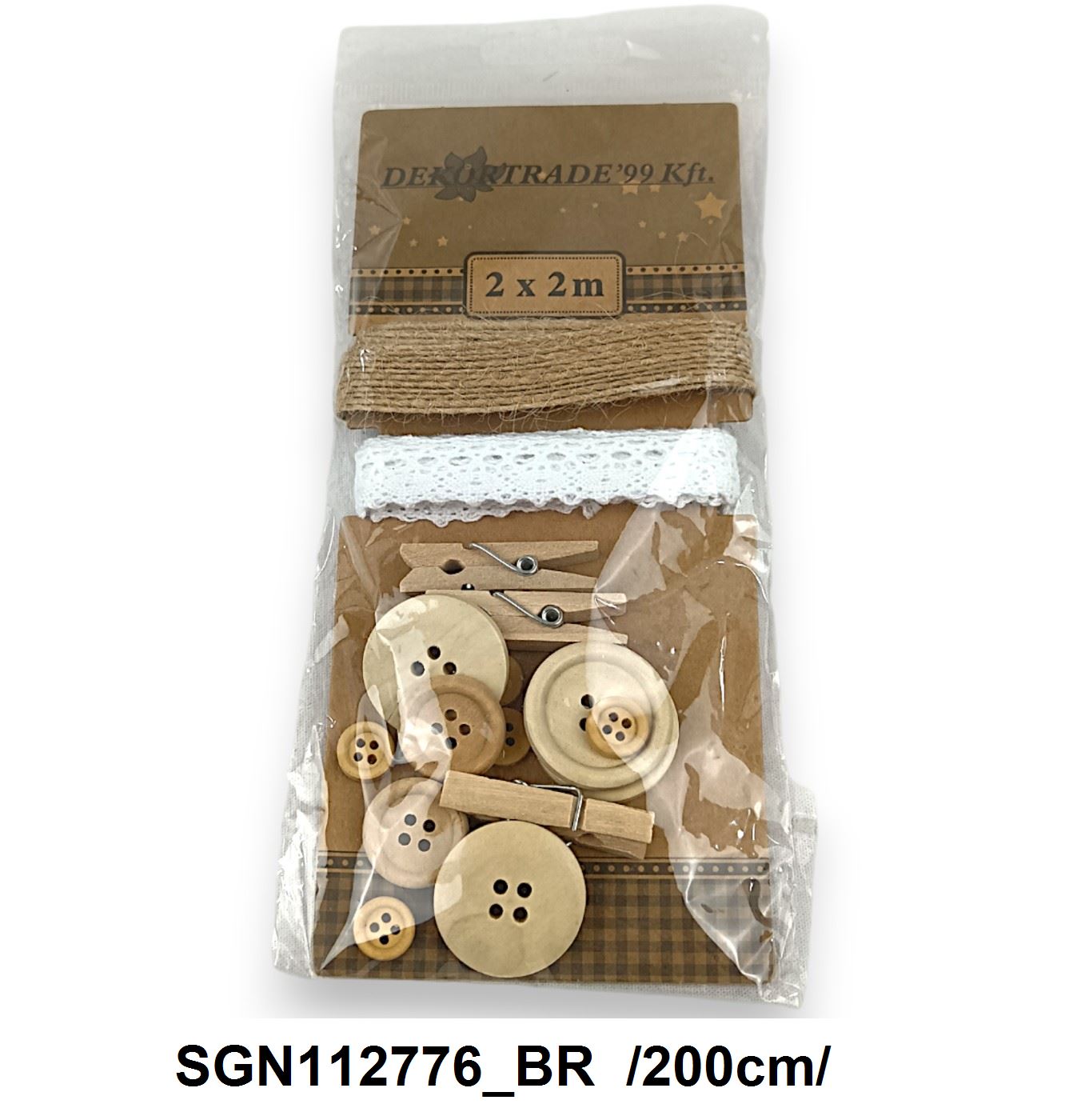 Csipke szalag kartonlapra tekerve, gombokkal, kis csipeszekkel